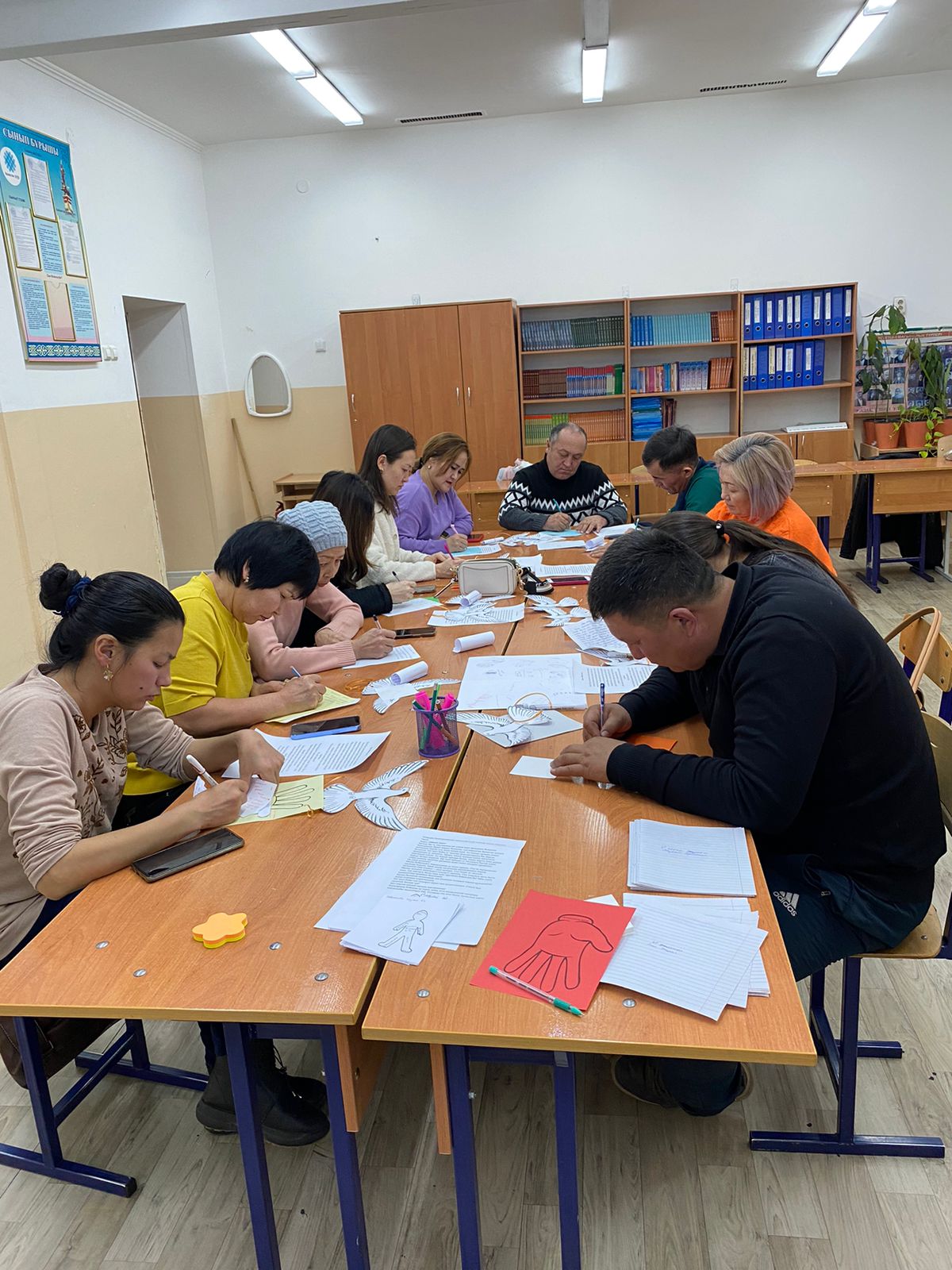 Ата - аналарды педагогикалық қолдау мақсатында 8 “Ә” сыныбымен “Менің балам қандай?” тақырыбында сабақ өткізілді. Мақсаты: Қазіргі кездегі баланың дамуына, жеке тұлға болып қалыптасуына ықпал ету.
