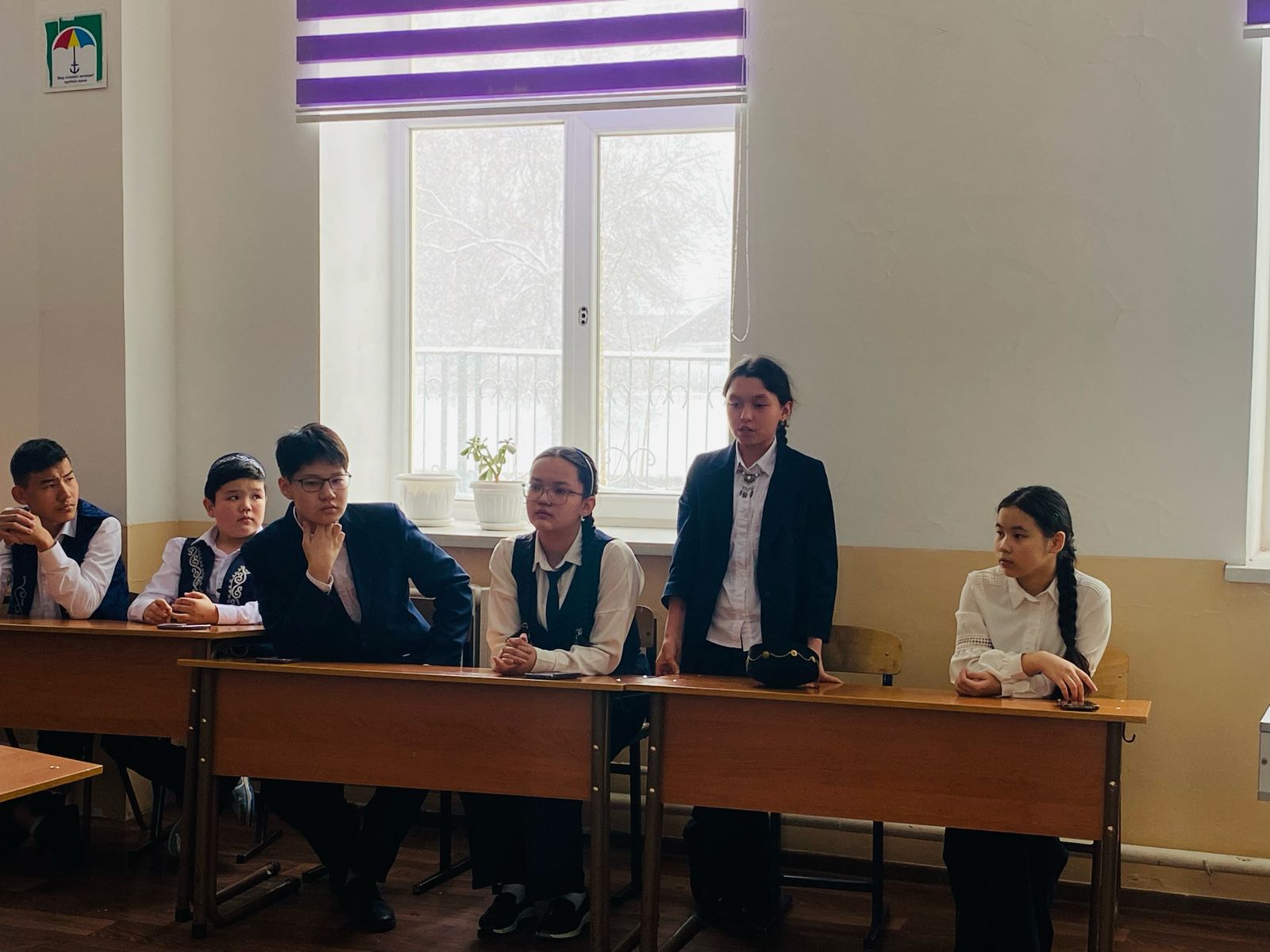 "Ақиқат" дебат клубымен тарих пәнінің мұғалімі А.Солтангельдин "Мектеп формасын кию міндетті ме?" тақырыбында дебат ұйымдастырды. Дебатқа 8 сынып оқушылары белсене ат салысып, өз ойларын еркін жеткізе алды.