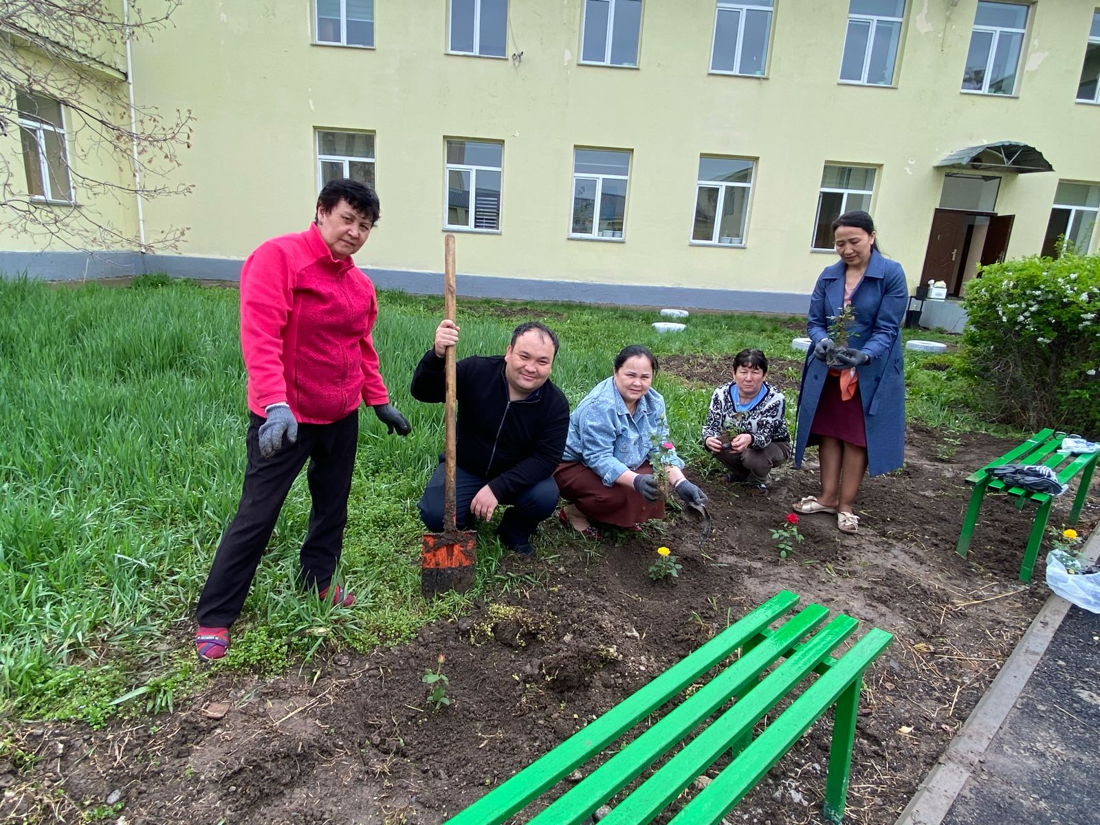 Алматы біздің ортақ үйіміз акциясы барысында "Мектеп айналасын көғалдандыру" тақырыбында лицей айналасына гүл отырғызу жұмысы жүргізілді