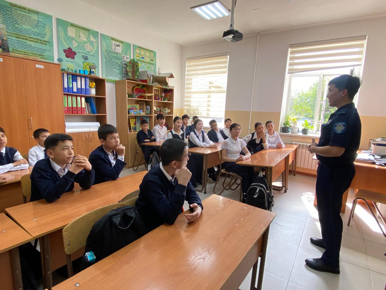 18.04.2025 жылы лицей инспекторы О.Мырзабаевпен бірге "Әкімшілік қылмыстық жауапкершілік " тақырыбында профилактикалық түсіндіру жұмыстары жүргізілді.