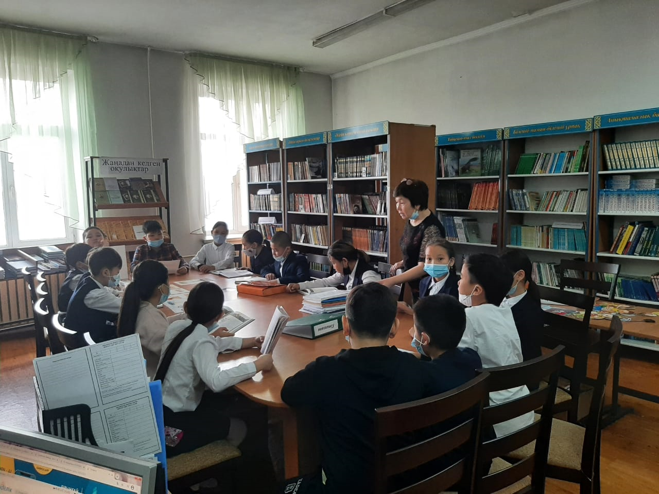 107 лицей табалдырығын биыл аттаған 5-сынып оқушылары кітапханамен танысты.