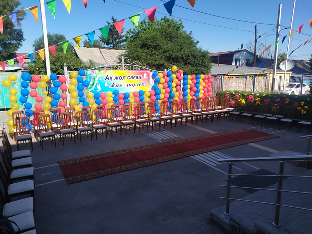 11 сынып оқушыларына аттестан тапсыру сәті.