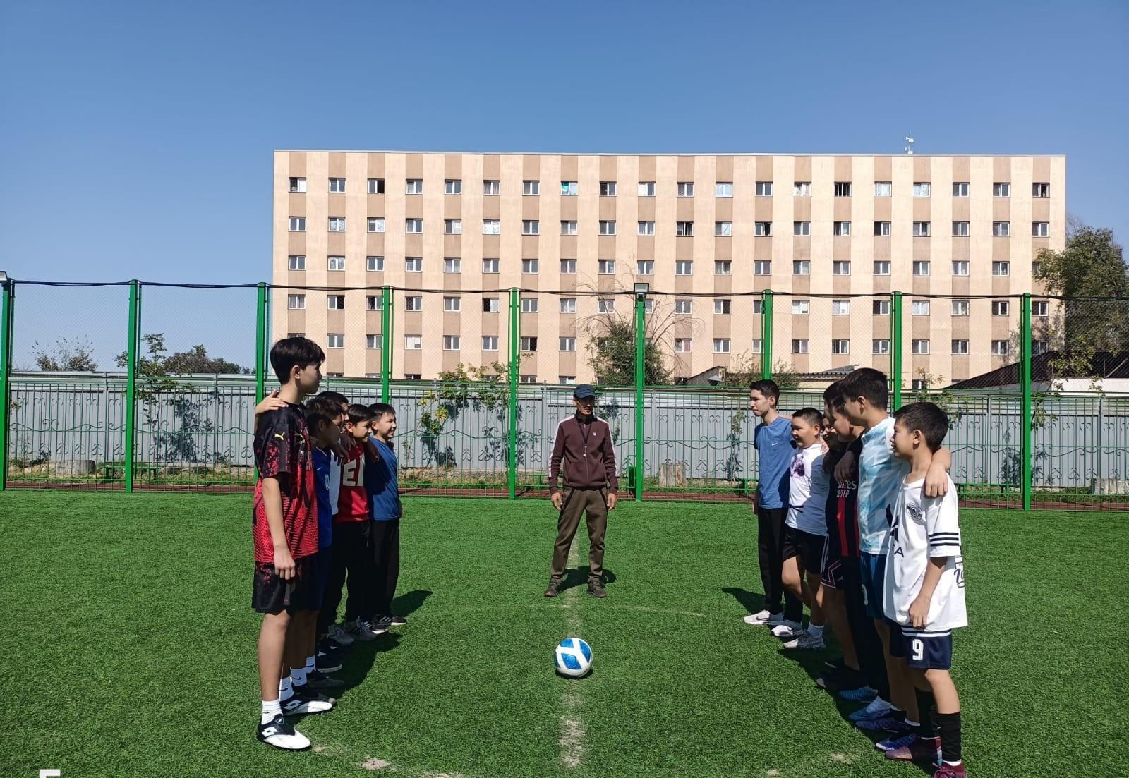 7 сыныптар арасында мектепшілік футболдан жарыс өткізілді