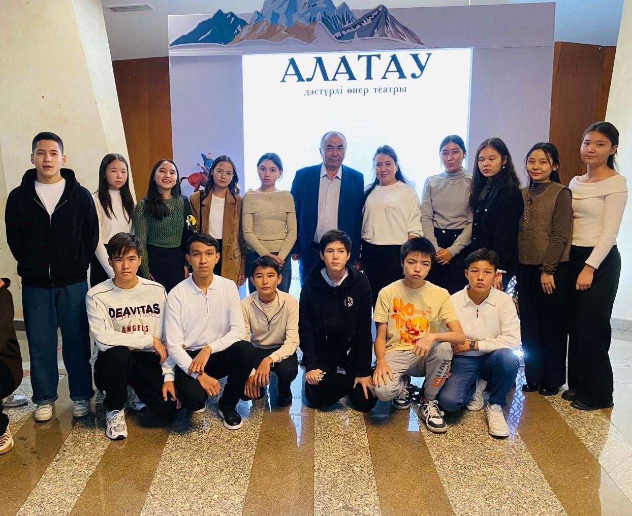 9 сынып оқушылары "Алатау" дәстүрлі өнер театрына барып қайтты.